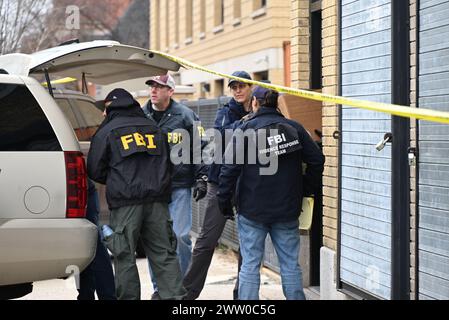 Plusieurs agents du FBI recueillent des preuves dans un entrepôt suite à un double homicide à Mount Vernon. Dans la matinée du mardi 19 mars 2024, une tentative de vol et de fusillade a eu lieu au 137 South 5th Avenue dans la ville de Mount Vernon, New York. Une personne est décédée sur les lieux, et une autre personne est décédée dans un hôpital local. La police locale, le NYPD et le FBI sont actuellement à la recherche du tireur. Les bandes de la police bouclent les lieux alors que l'enquête se poursuit toute la matinée de mercredi pour permettre au FBI de recueillir des preuves sans entrave. Banque D'Images