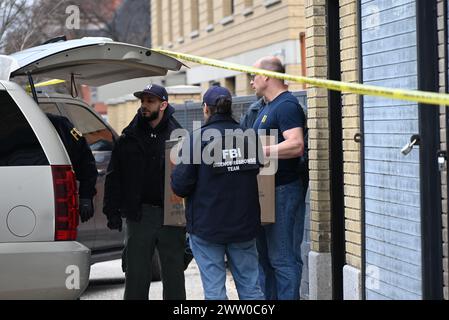 Plusieurs agents du FBI recueillent des preuves dans un entrepôt suite à un double homicide à Mount Vernon. Dans la matinée du mardi 19 mars 2024, une tentative de vol et de fusillade a eu lieu au 137 South 5th Avenue dans la ville de Mount Vernon, New York. Une personne est décédée sur les lieux, et une autre personne est décédée dans un hôpital local. La police locale, le NYPD et le FBI sont actuellement à la recherche du tireur. Les bandes de la police bouclent les lieux alors que l'enquête se poursuit toute la matinée de mercredi pour permettre au FBI de recueillir des preuves sans entrave. Banque D'Images