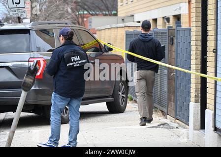 Plusieurs agents du FBI recueillent des preuves dans un entrepôt suite à un double homicide à Mount Vernon. Dans la matinée du mardi 19 mars 2024, une tentative de vol et de fusillade a eu lieu au 137 South 5th Avenue dans la ville de Mount Vernon, New York. Une personne est décédée sur les lieux, et une autre personne est décédée dans un hôpital local. La police locale, le NYPD et le FBI sont actuellement à la recherche du tireur. Les bandes de la police bouclent les lieux alors que l'enquête se poursuit toute la matinée de mercredi pour permettre au FBI de recueillir des preuves sans entrave. (Photo Banque D'Images