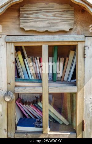 Mini maison de partage de livre gratuit en plein air en gros plan, photo plein cadre. Banque D'Images