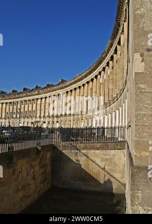 Une vue sur le Crescent du bain, montrant parfaitement la courbe de la terrasse avec des ombres angulaires Banque D'Images