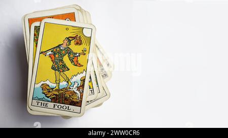 Jeu de tarot vintage Rider Waite avec le fou sur le dessus. On estime que plus de 100 millions d'exemplaires de ce deck existent dans plus de 20 pays. Banque D'Images