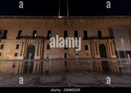 La fontaine devant le Palais du Grand Maître, la Valette, Malte, la nuit Banque D'Images