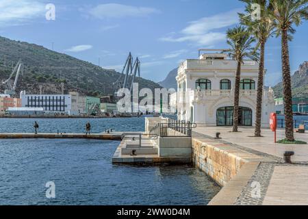 Quai de bateau touristique pour des visites de la baie dans le port de Carthagène, brise-lames avec pêcheurs pêchant, promenade Alfonso XII, ville de Carthagène, région de Murcie. Banque D'Images