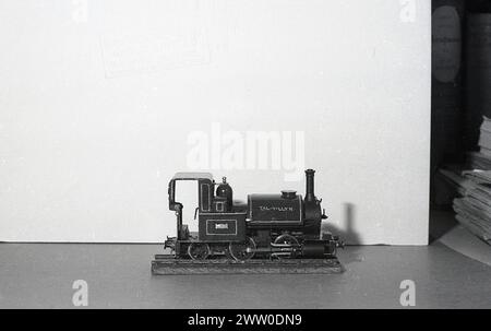 Années 1960, historique, une locomotive à vapeur modèle, nommée TAL-Y-LLYN, d'après le chemin de fer à vapeur de Snowdonia, qui a commencé dans les années 1860 pour déplacer l'ardoise de la carrière d'ardoise Bryn Eglwys à la ligne nouvellement ouverte à Tywyn. Baptisé Talyllyn Railway, un lac local et un lieu de beauté, le chemin de fer a été autorisé à offrir des services de passagers, la première fois que cela avait été autorisé sur une ligne à voie étroite. Banque D'Images