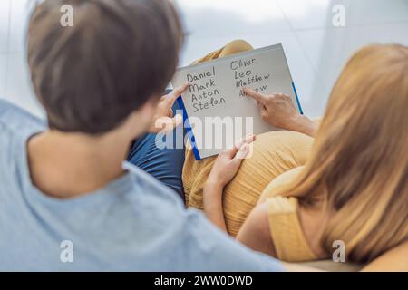 Un couple expectant choisit joyeusement un nom pour son fils à naître, savourant le moment spécial de choisir une identité significative pour sa famille grandissante Banque D'Images