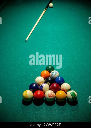 table de billard avec boules et queue Banque D'Images