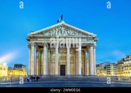 La façade néoclassique du Panthéon est illuminée au crépuscule. Banque D'Images