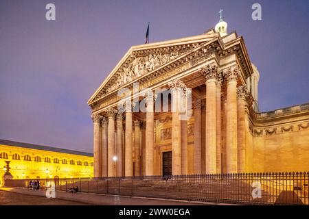 La façade néoclassique du Panthéon est illuminée au crépuscule. Banque D'Images