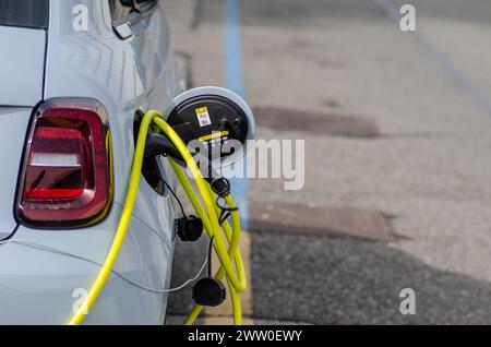 Voiture électrique, ricarica, câble et porte d'alimentation. la transition énergétique accroît les incitations pour les voitures électriques, afin de réduire la consommation d’huile. Banque D'Images