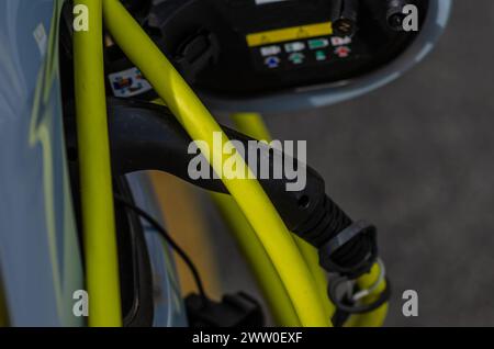 Voiture électrique, ricarica, câble et porte d'alimentation. la transition énergétique accroît les incitations pour les voitures électriques, afin de réduire la consommation d’huile. Banque D'Images