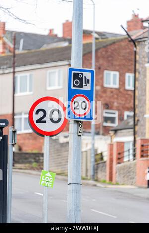 Pays de Galles, 20 MPH panneau d'avertissement de vitesse obligatoire : Phillip Roberts Banque D'Images