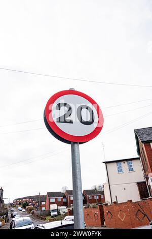 Pays de Galles, 20 MPH panneau d'avertissement de vitesse obligatoire : Phillip Roberts Banque D'Images