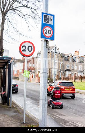 Pays de Galles, 20 MPH panneau d'avertissement de vitesse obligatoire : Phillip Roberts Banque D'Images
