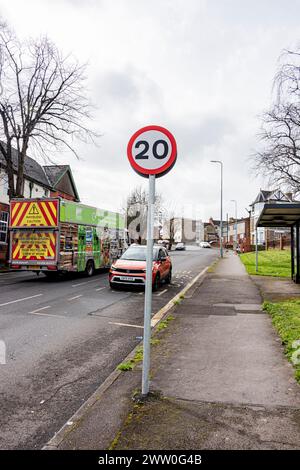 Pays de Galles, 20 MPH panneau d'avertissement de vitesse obligatoire : Phillip Roberts Banque D'Images