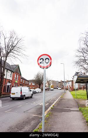 Pays de Galles, 20 MPH panneau d'avertissement de vitesse obligatoire : Phillip Roberts Banque D'Images