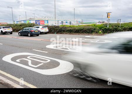 Pays de Galles, 20 MPH panneau d'avertissement de vitesse obligatoire : Phillip Roberts Banque D'Images