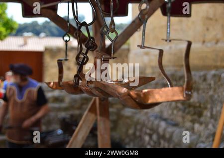 Herrero trabajando con martillo y fuego para dar forma al hierro. Banque D'Images