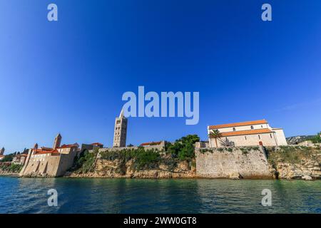 Vue depuis le bateau sur la vieille ville de Rab, quatre tours d'église historiques, symbole de la ville Croatie Banque D'Images