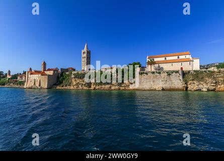 Vue depuis le bateau sur la vieille ville de Rab, quatre tours d'église historiques, symbole de la ville Croatie Banque D'Images