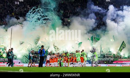 Wolfsburg, Deutschland. 02 mars 2024. firo : 02.03.2024, football, football, 1ère ligue, 1ère Bundesliga, saison 2023/2024, VfL Wolfsburg vs VfB Stuttgart VfL Wolfsburg fan curve, fan block, bengali Fire, Smoke Bomb, Credit : dpa/Alamy Live News Banque D'Images