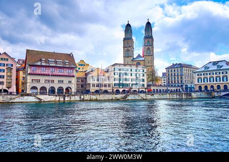 Rivière Limmat et église Grossmunster avec des maisons sur la rive de la rivière, Zurich, Suisse Banque D'Images