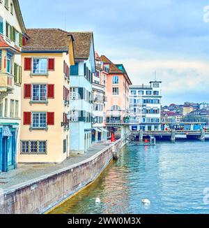 Rivière Limmat et bâtiments sur la rivière rue Wuhre, Zurich, Suisse Banque D'Images