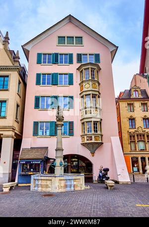 ZURICH, SUISSE - 3 AVRIL 2022 : la fontaine médiévale pittoresque de la magnifique maison sur le quai Limmatquai, le 3 avril à Zurich, Suisse Banque D'Images