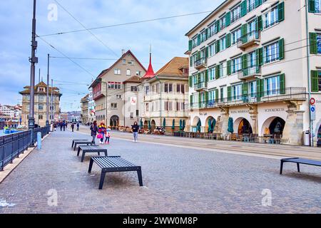 ZURICH, SUISSE - 3 AVRIL 2022 : L'agréable aire de repos avec des bancs sur la promenade de Limmatquai, le 3 avril à Zurich, Suisse Banque D'Images