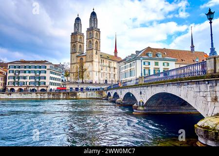 Rivière Limmat avec pont Munsterbrucke et Grossmunster avec maisons sur la rive de la rivière, Zurich, Suisse Banque D'Images