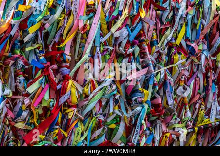 Pont d'amitié situé au coeur d'Aveiro, sa particularité est d'être recouvert de milliers de rubans colorés. Banque D'Images