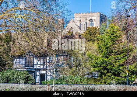 Une vue vers la cathédrale depuis la rive nord de la rivière Nene à Peterborough, Royaume-Uni par une journée ensoleillée Banque D'Images