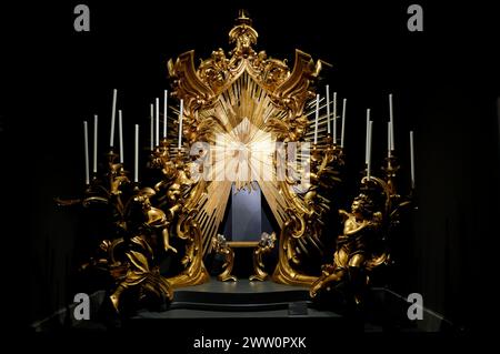 Cité du Vatican, Vatican. 20 mars 2024. Une infinité de lumières dorent les sculptures de la machine autel au Musée du Vatican, Vatican, le 20 mars 2024. (Photo de Massimo Valicchia/NurPhoto) crédit : NurPhoto SRL/Alamy Live News Banque D'Images