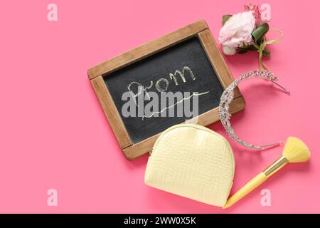 Tableau noir avec texte PROM, tiare féminine et sac cosmétique sur fond rose Banque D'Images