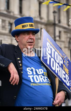 Londres, Angleterre, Royaume-Uni. 20 mars 2024. STEVE BRAY AKA ''MR STOP BREXIT'' protestant contre le Brexit et le gouvernement du parti conservateur sur la place du Parlement (image crédit : © Cal Ford/ZUMA Press Wire) USAGE ÉDITORIAL SEULEMENT! Non destiné à UN USAGE commercial ! Banque D'Images