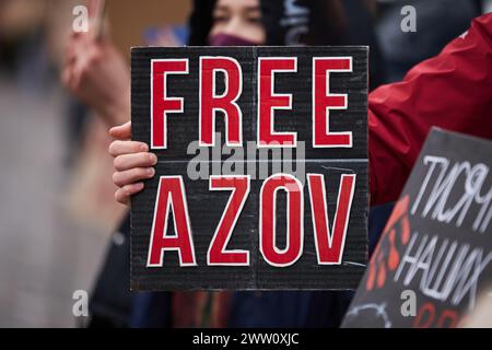 Activits montre un panneau 'Free Azov' sur un rassemblement public en Ukraine. Kiev - 17 mars 2024 Banque D'Images