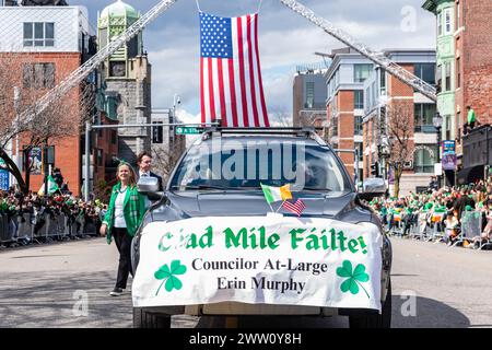 Erin Murphy, conseillère générale participant au défilé de la Saint Patrick des vétérans de la guerre alliée de South Boston. Banque D'Images