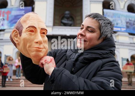 La militante ukrainienne Anna Kurtsanovska montre un masque de vladimir poutine lors de la représentation dédiée à la frappe aérienne russe sur le théâtre dramatique de Marioupol en 2022. Kiev - 17 mars 2024 Banque D'Images