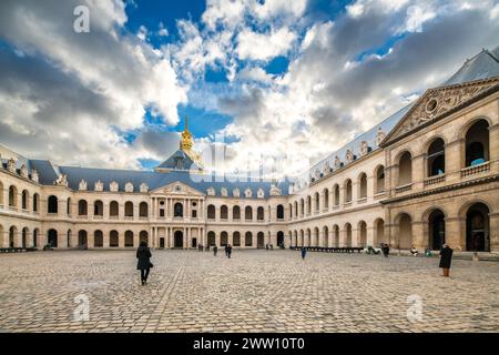 Une grande cour avec une tour de l'horloge aux Invalides à Paris, France. Banque D'Images