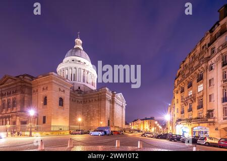 Le Panthéon à Paris s'illumine contre le ciel crépusculaire. Banque D'Images