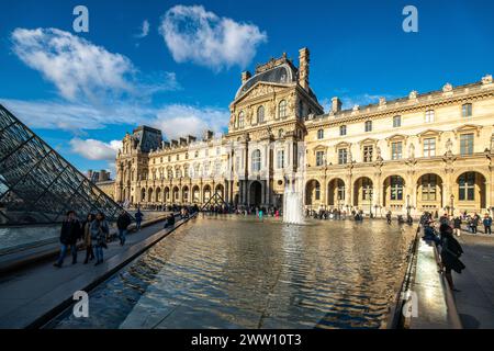 Visiteurs marchant près du Palais Royal sous un ciel bleu clair. Banque D'Images