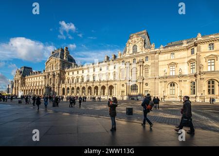 Visiteurs marchant près du Palais Royal sous un ciel bleu clair. Banque D'Images