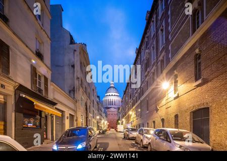 Crépuscule s'installe sur la rue Valette avec le dôme le Panthéons illuminé en arrière-plan à Paris. Banque D'Images