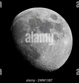 Londres, Royaume-Uni. 20 mars 2024. Météo britannique – une lune gibbbeuse à 83% cirée au-dessus du nord-ouest de Londres. Si le temps le permet, la pleine lune de ce mois-ci, connue sous le nom de lune vers le monde, sera vue les 24 et 25 mars [30 images empilées]. Credit : Stephen Chung / Alamy Live News Banque D'Images