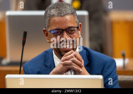 (240320) -- CARDIFF (GRANDE-BRETAGNE), 20 mars 2024 (Xinhua) -- photo prise le 20 mars 2024 montrant Vaughan Gething dans le Senedd, le parlement gallois, à Cardiff, pays de Galles, Grande-Bretagne. Le parlement gallois a confirmé mercredi que Vaughan Gething était le nouveau premier ministre du pays de Galles. (Parlement gallois/documentation via Xinhua) Banque D'Images