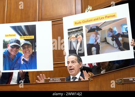 Washington, États-Unis d'Amérique. 20 mars 2024. Le représentant des États-Unis Jamie Raskin (démocrate du Maryland), membre du Comité de la Chambre des représentants des États-Unis sur la surveillance et la responsabilité, montre des affiches du témoin Lev Parnas, avec l'ancien maire Rudy Giuliani (républicain de New York) lors de l'audience du Comité de la Chambre des représentants des États-Unis sur la surveillance et la responsabilité intitulée «trafic d'influence: examinant l'abus de Joe Biden de fonction publique dans le Rayburn House Office Building sur Capitol Hill à Washington, DC le mercredi 20 mars 2024. crédit : Ron Sachs/CNP/Sipa USA crédit : Sipa USA/Alamy Live News Banque D'Images