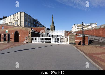 Pont souterrain Trinity Cut reliant le front de mer promenade et la plage à l'église Holy Trinity sur Gladstone Terrace à Bridlington, Yorkshire, Royaume-Uni Banque D'Images