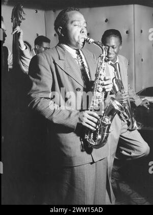 CHARLIE PARKER (1920-1955) saxophoniste de jazz américain vers 1945 avec Tommy Potter à gauche et Miles Davis Banque D'Images