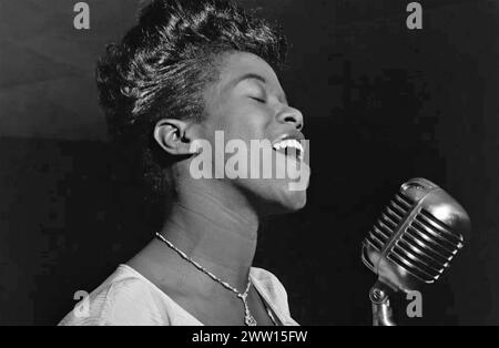 SARAH VAUGHAN (1924-1990) chanteuse de jazz américaine vers 1946 Banque D'Images