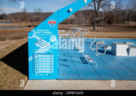 Kansas City, Kansas. Tout nouveau terrain de fitness dans le Wyandotte County Lake Park montrant les instructions. Banque D'Images